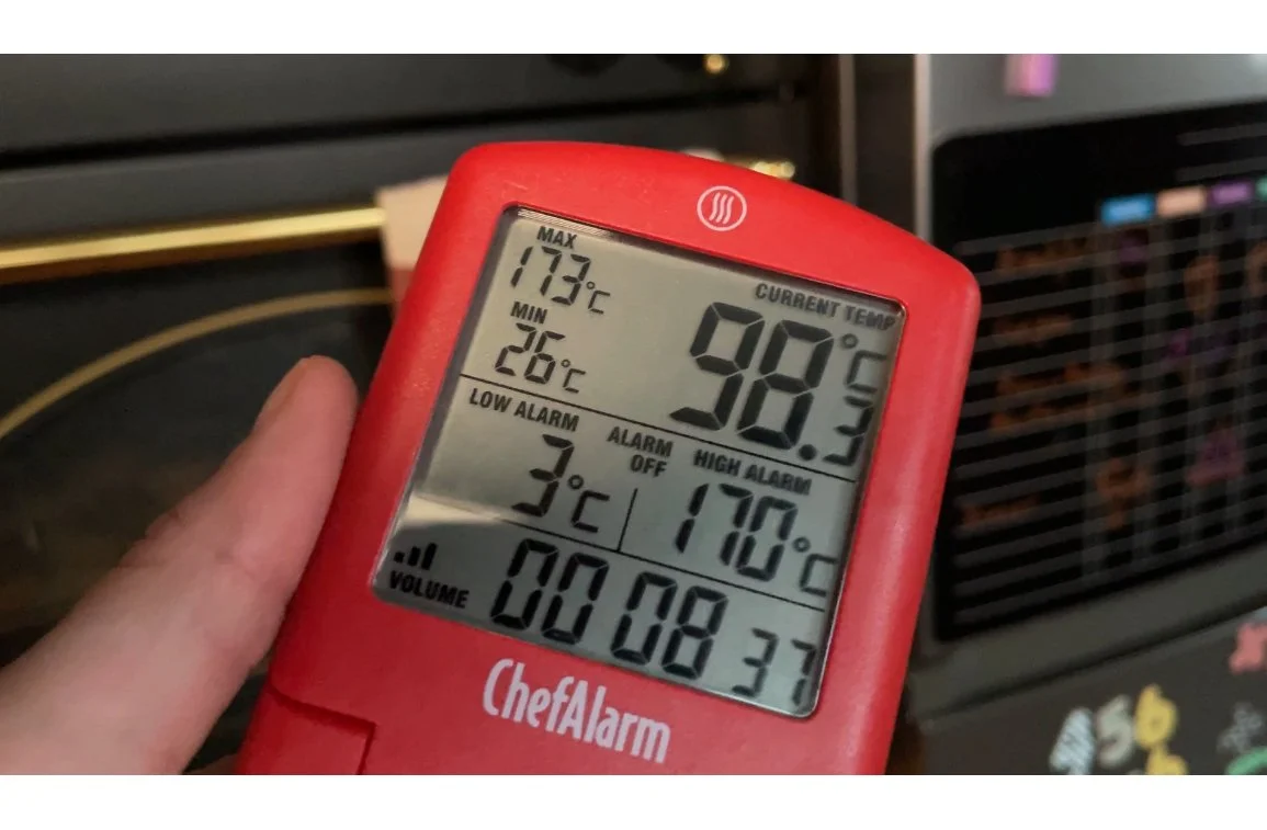 Ofentemperatur liegt bei 170 Grad. Im Gebäck (Kerntemperatur) ist es fürs THC bei 98 Grad Celsius noch gut auszuhalten.