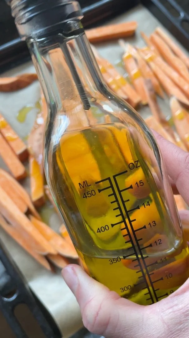 Präzises Dosieren ist deutlich leichter, wenn du die richtigen Tools hast, wie diese Ölflasche mit Maßeinheiten.