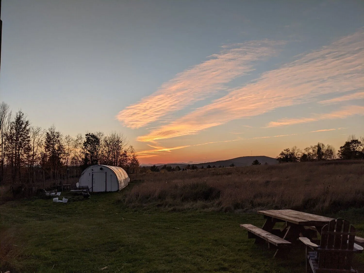 Romantischer Sonnenuntergang auf der Potfarm